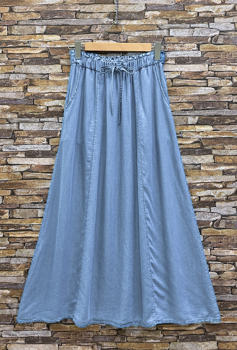 Grossista Elle Style - Gonna LARA molto fluida in denim in TESSUTO LYOCELL con vita elastica e regolabile con tasche anteriori