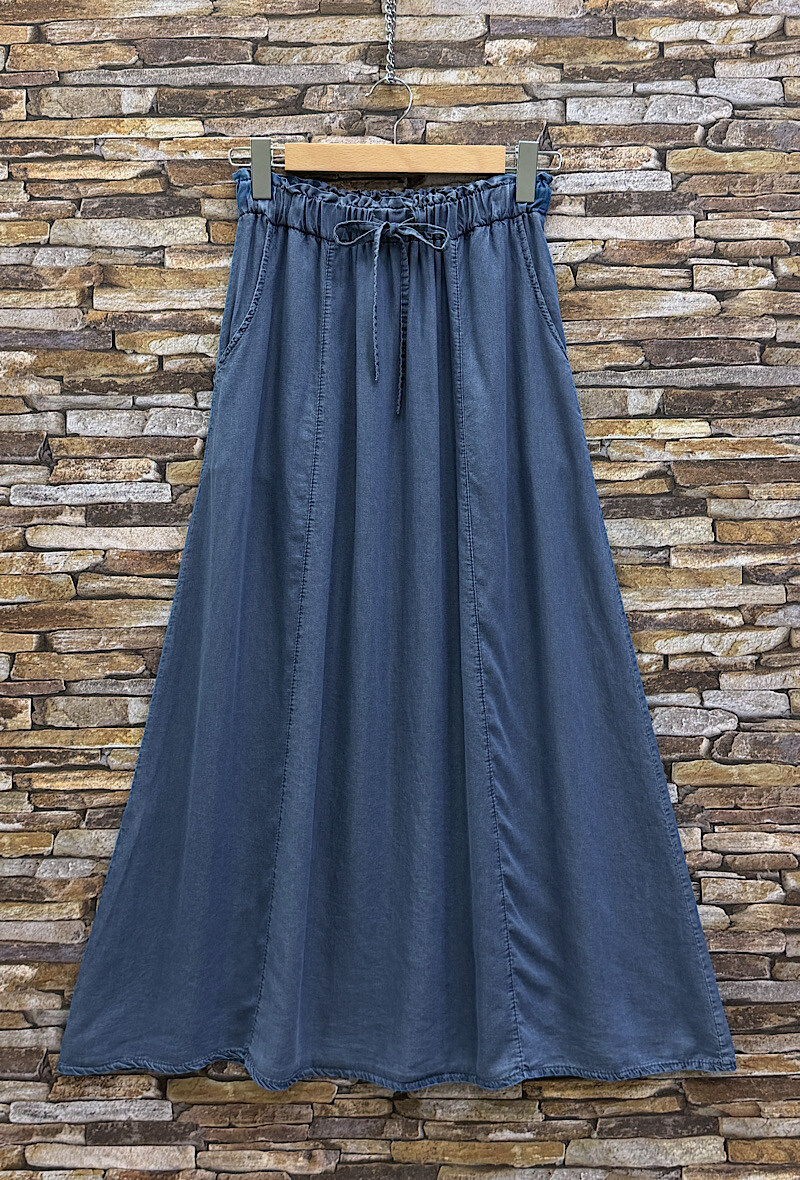 Grossista Elle Style - Gonna LARA molto fluida in denim in TESSUTO LYOCELL con vita elastica e regolabile con tasche anteriori