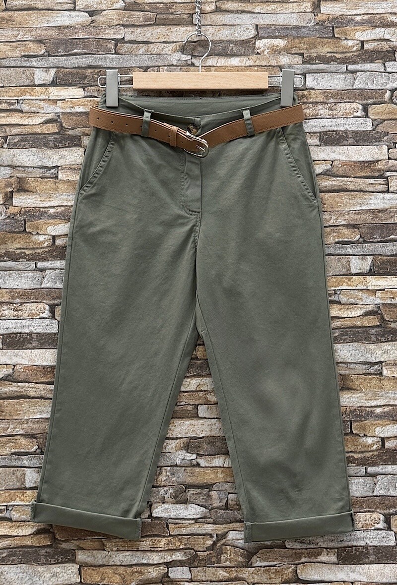 Großhändler Elle Style - Chino-CAPRI-Hose aus Baumwolle mit Fronttaschen und Gürtel. Schick und lässig.