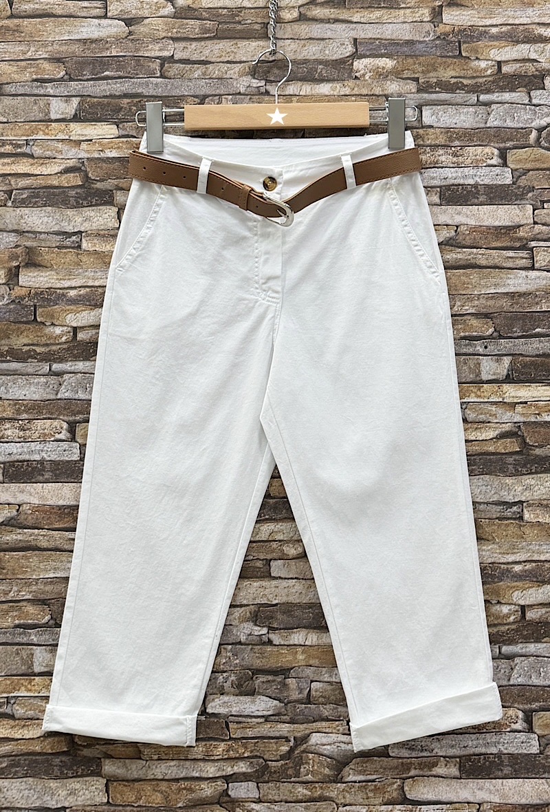 Mayorista Elle Style - Pantalones CAPRI chino de algodón con bolsillos delanteros y cinturón. Elegante y casual.