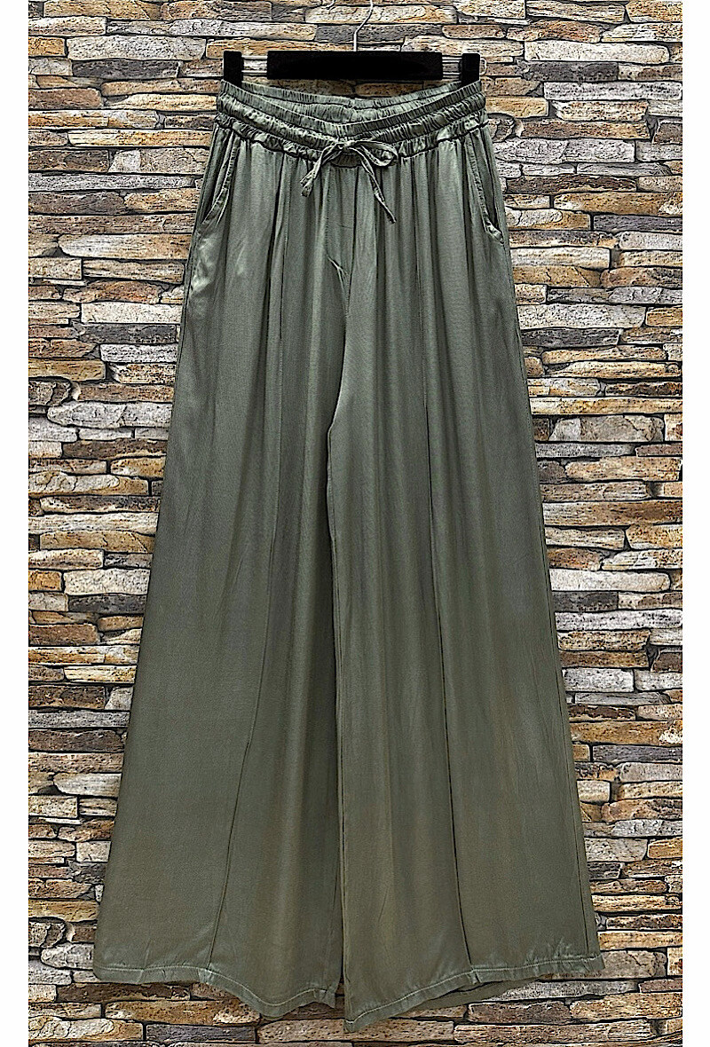 Grossiste Elle Style - Pantalon EMY large, fluide et romantique , viscose satinée avec poches avant.