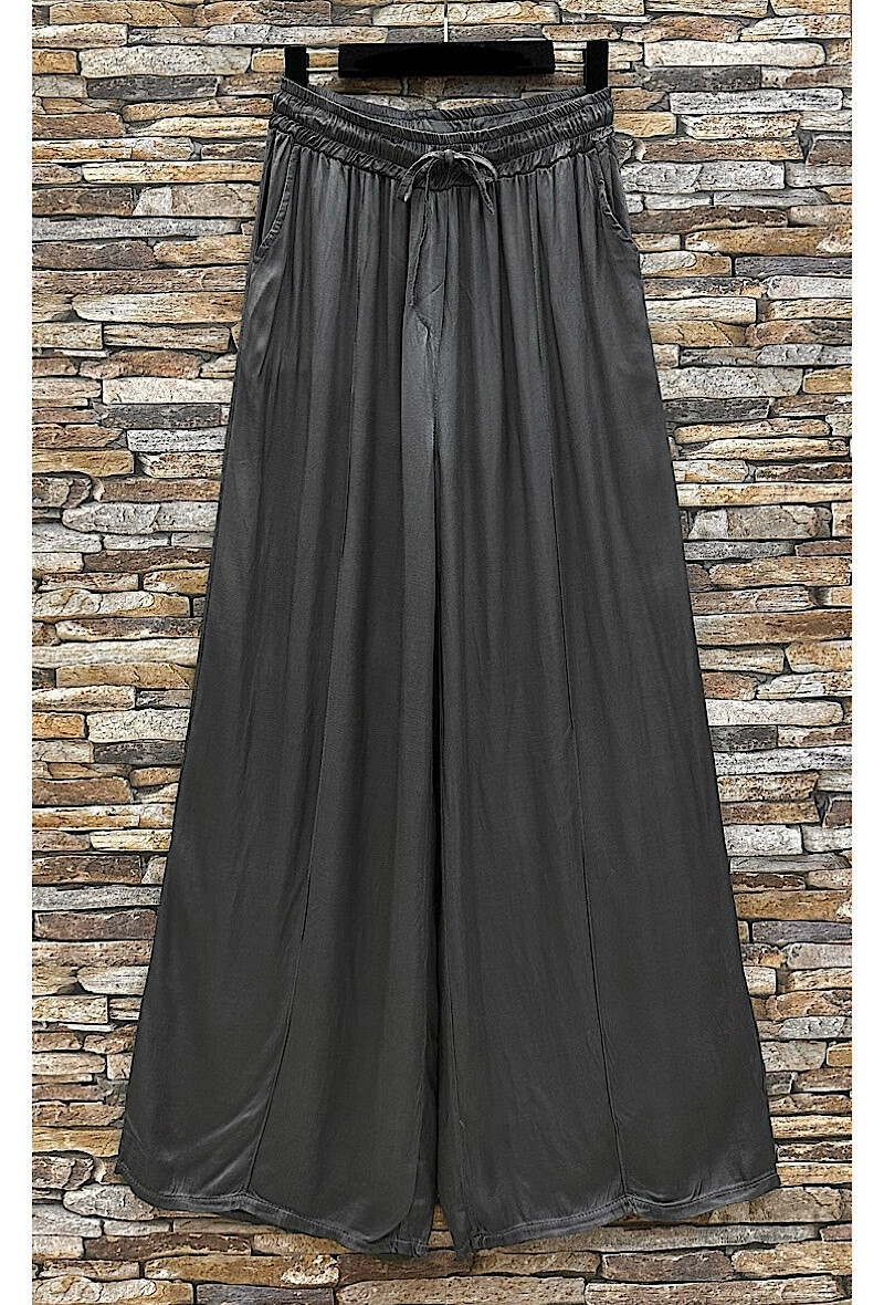 Mayorista Elle Style - Pantalón ancho, fluido y romántico AMY, de viscosa satinada con bolsillos delanteros.