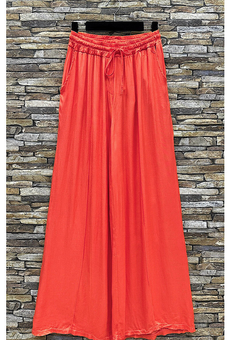 Mayorista Elle Style - Pantalón ancho, fluido y romántico AMY, de viscosa satinada con bolsillos delanteros.