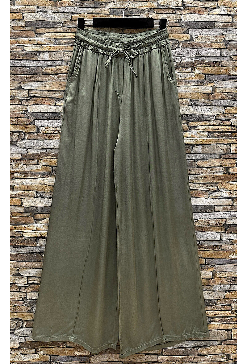 Wholesaler Elle Style - Wide, fluid and romantic EMY pants, satin viscose with front pockets.