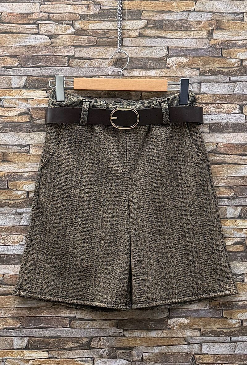 Grossiste Elle Style - Bermuda NIVY fluide, doux et molletonnée, élastique à la taille avec poches avant et ceinture.