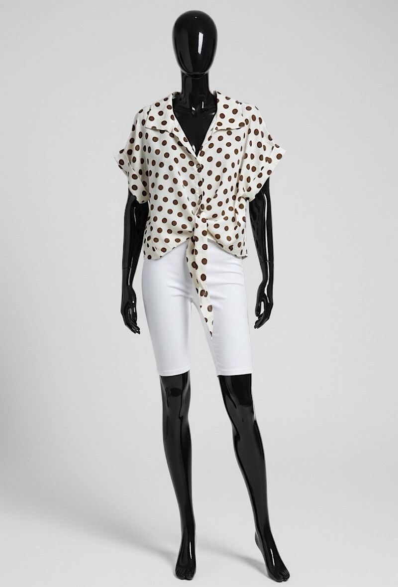 Mayorista Elle Style - Blusa DITTA de lunares, muy fluida en viscosa sedosa con MATERIAL LYOCELL, con botones delanteros elegantes y a la moda.