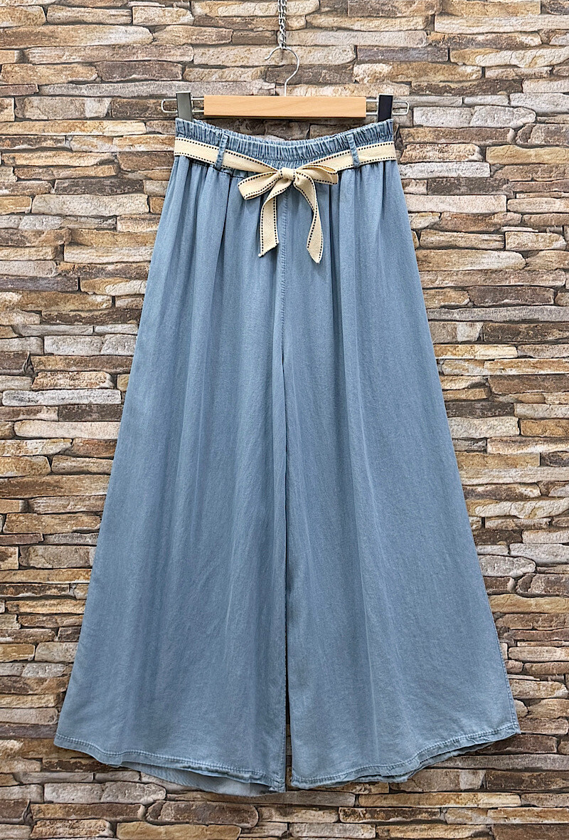 Grossista Elle Style - Pantaloni palazzo AVAT molto fluidi in denim, elastico in vita in MATERIALE LYOCELL con cintura.