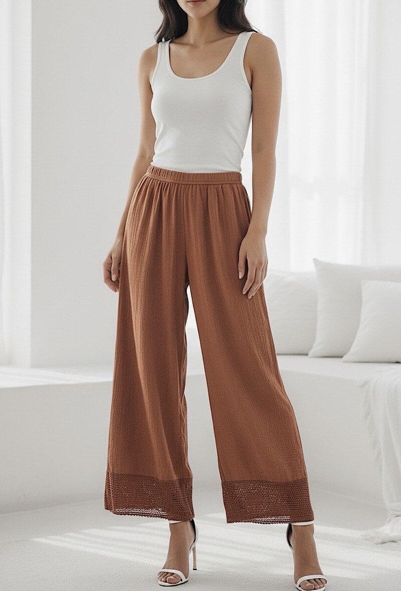 Mayorista Elle Style - Pantalón LUCIE de viscosa elástica en la cintura con detalles de crochet bohemio. Chic y a la moda.