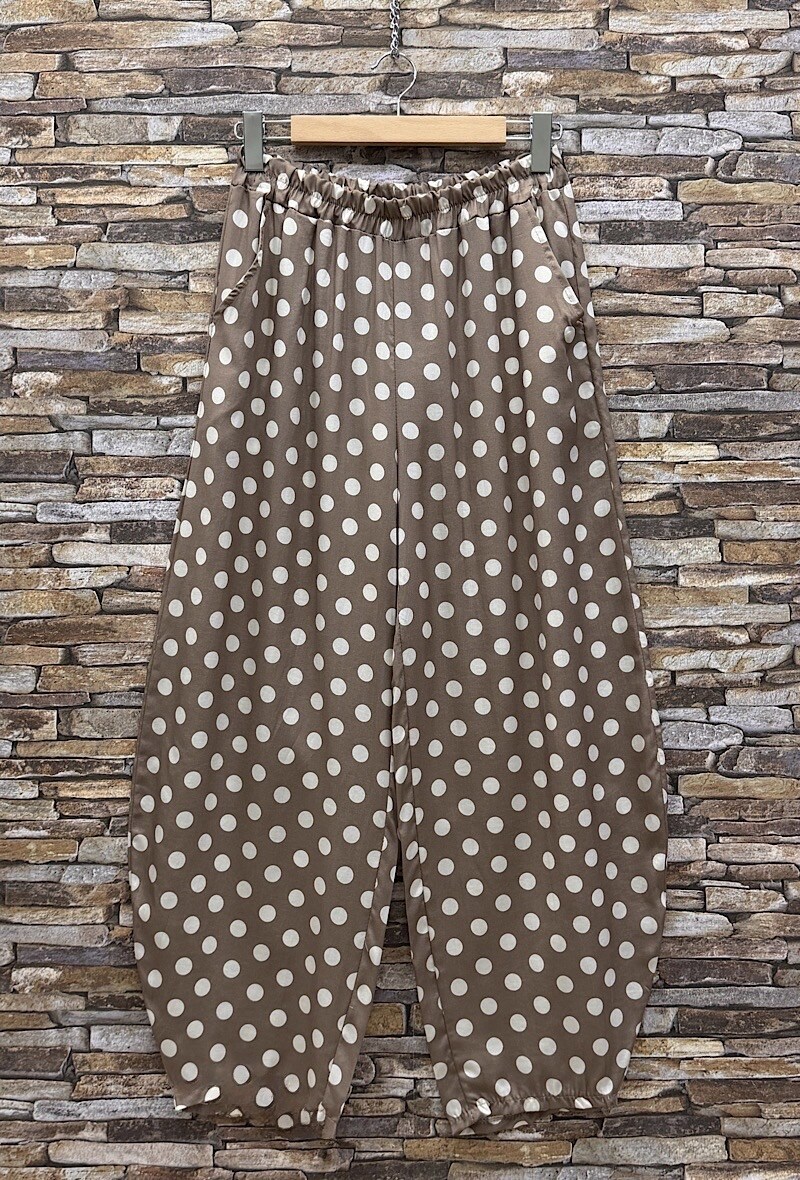 Mayorista Elle Style - Pantalón DOTTA de lunares, muy fluido en viscosa sedosa con bolsillos delanteros y cintura elástica en MATERIAL LYOCELL. CHIC Y A LA MODA.
