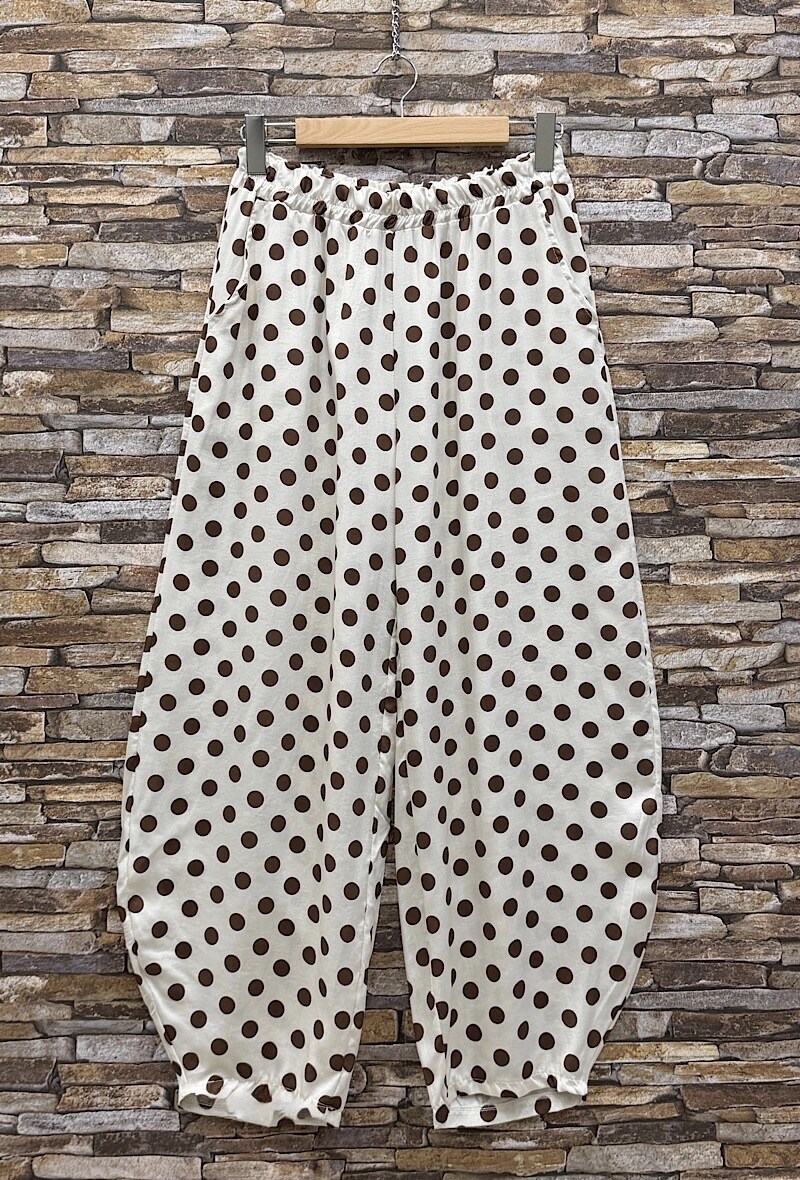 Mayorista Elle Style - Pantalones DOTTA de lunares, muy fluidos en viscosa sedosa con bolsillos delanteros y cintura elástica en MATERIAL LYOCELL. ELEGANTE Y A LA MODA.