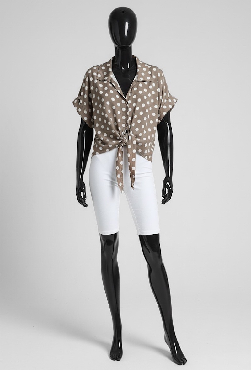 Mayorista Elle Style - Blusa DITTA de lunares, muy fluida en viscosa sedosa con MATERIAL LYOCELL, con botones delanteros elegantes y a la moda.