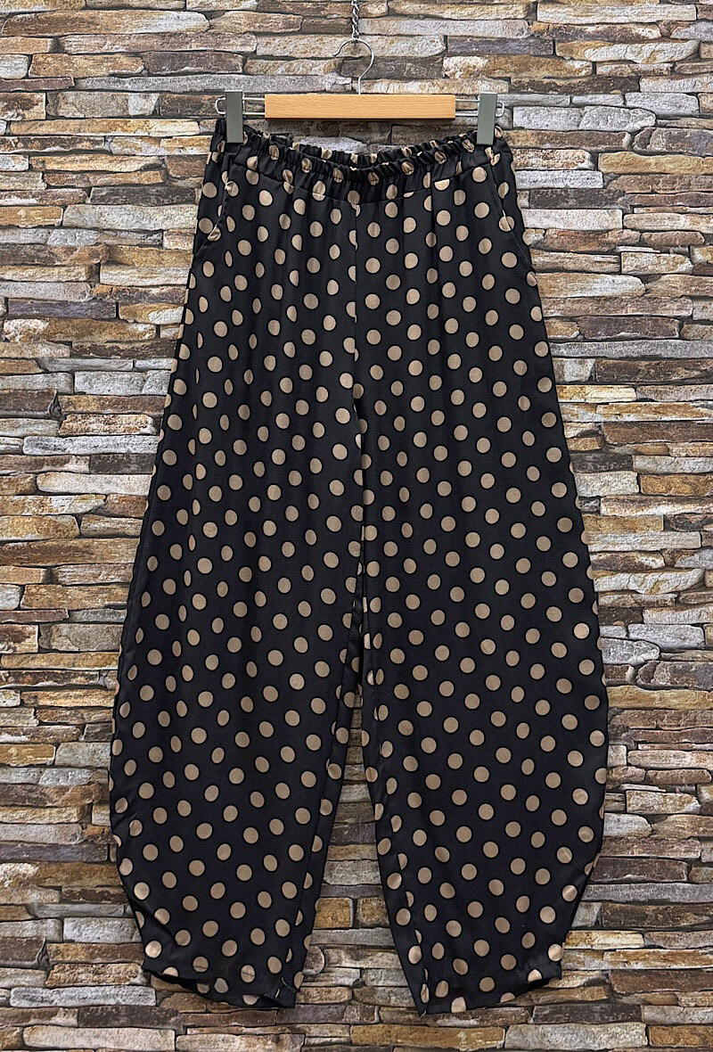 Mayorista Elle Style - Pantalón DOTTA de lunares, muy fluido en viscosa sedosa con bolsillos delanteros y cintura elástica en MATERIAL LYOCELL. CHIC Y A LA MODA.