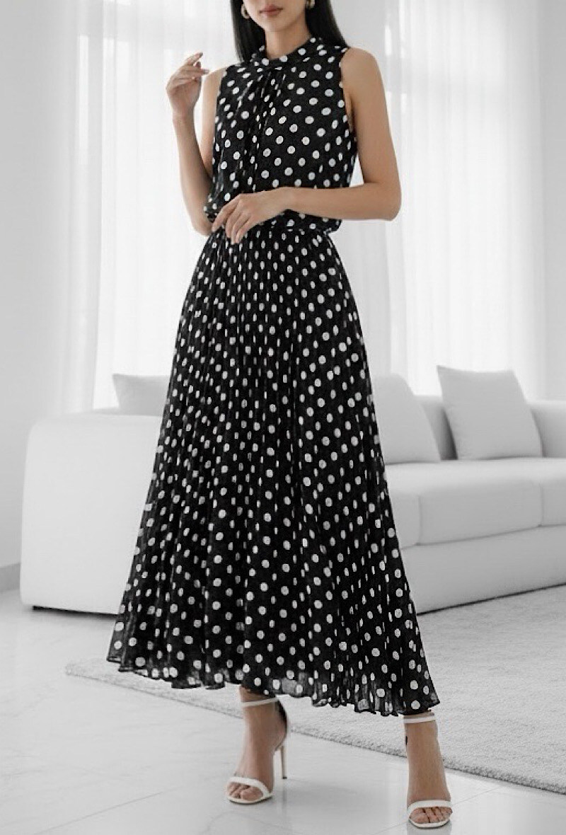 Großhändler Elle Style - POLKY plissiertes Kleid mit Punkten, sehr fließend mit Viskosefutter. BOHEMIAN CHIC und IM TREND.