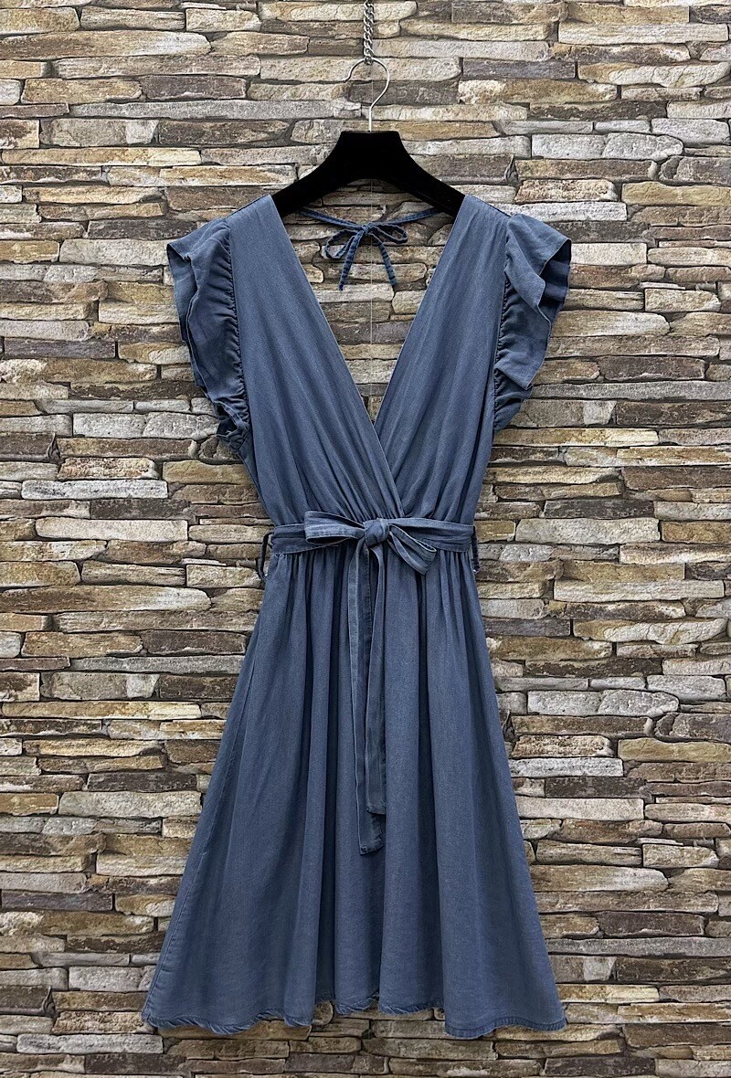 Grossista Elle Style - Abito VALEIA con volant molto fluido in tessuto denim LYOCELL con cintura e dettagli arricciati molto chic e alla moda