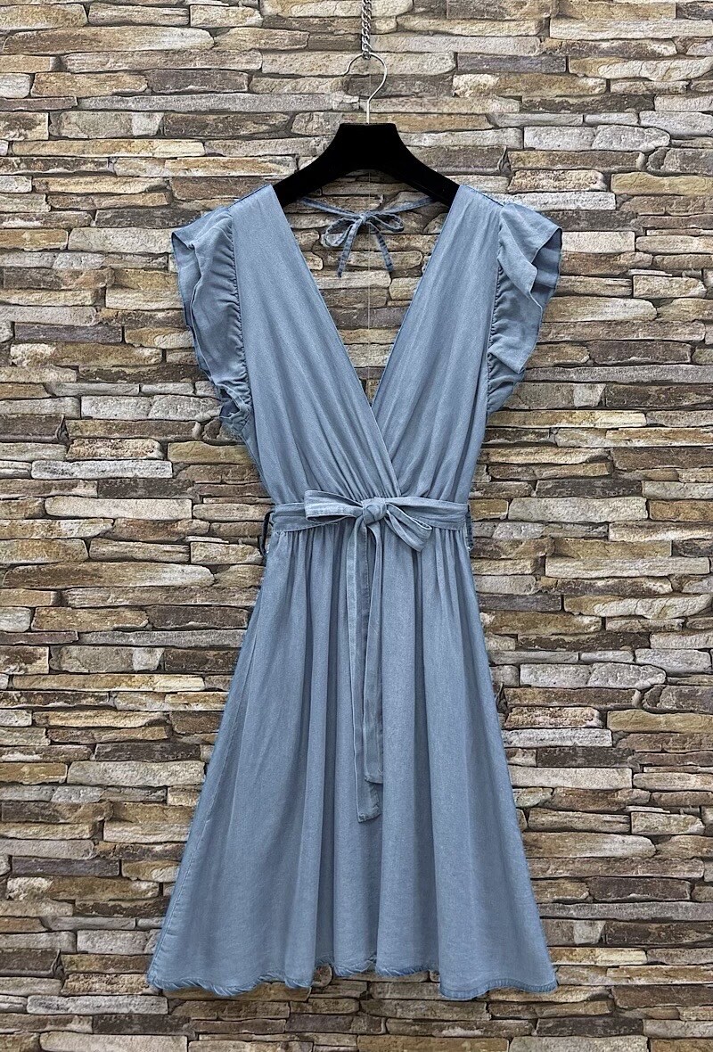 Mayorista Elle Style - Vestido VALEIA con volantes muy fluido en tejido vaquero LYOCELL con cinturón y detalles fruncidos muy chic y de moda