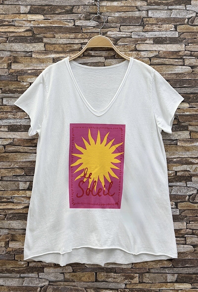 Großhändler Elle Style - CLARA T-Shirt aus weicher Baumwolle mit Print, lässig und schick mit V-Ausschnitt.