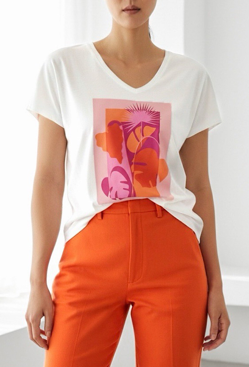 Grossista Elle Style - T-shirt CLARA in cotone morbido con stampa, casual e chic con scollo a V.