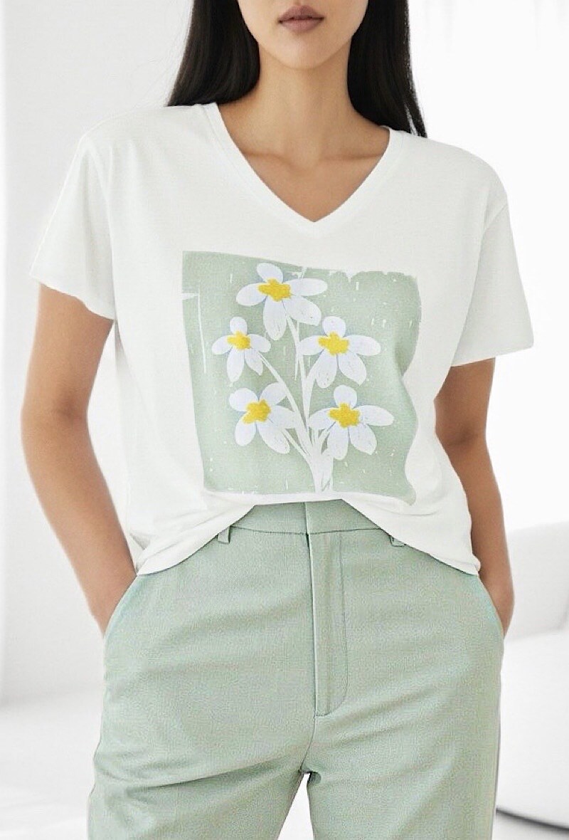 Grossista Elle Style - T-shirt CLARA in cotone morbido con stampa, casual e chic con scollo a V.