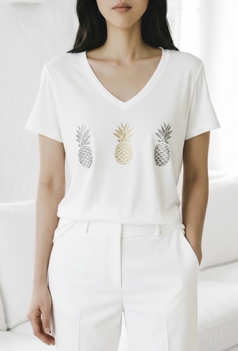 Grossista Elle Style - T-shirt CLARA in cotone morbido con stampa, casual e chic con scollo a V.