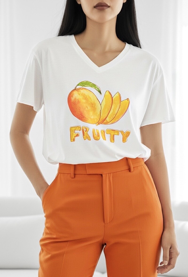Grossista Elle Style - T-shirt CLARA in cotone morbido con stampa, casual e chic con scollo a V.