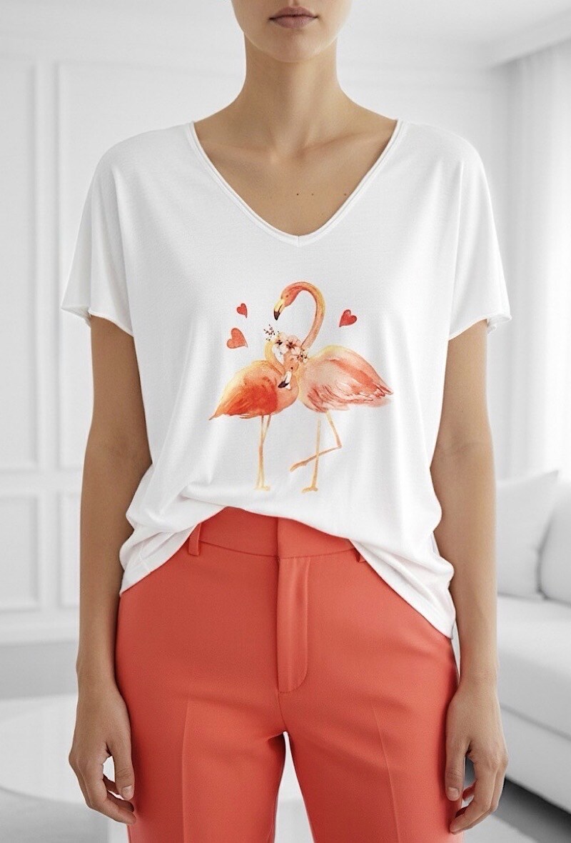 Großhändler Elle Style - CLARA T-Shirt aus weicher Baumwolle mit Print, lässig und schick mit V-Ausschnitt.