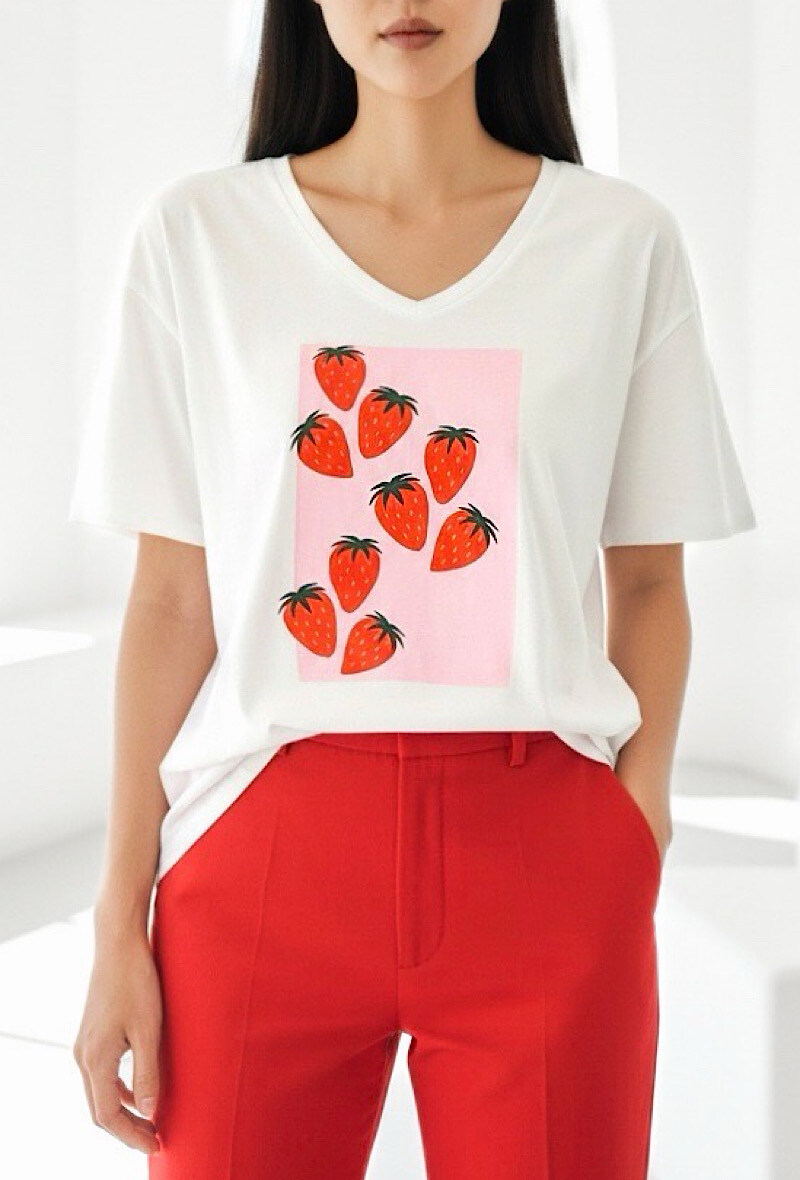 Großhändler Elle Style - CLARA T-Shirt aus weicher Baumwolle mit Print, lässig und schick mit V-Ausschnitt.