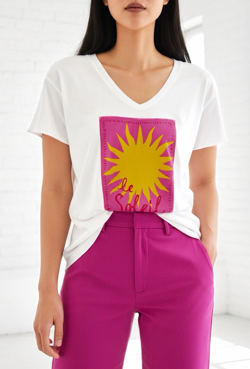 Grossista Elle Style - T-shirt CLARA in cotone morbido con stampa, casual e chic con scollo a V.