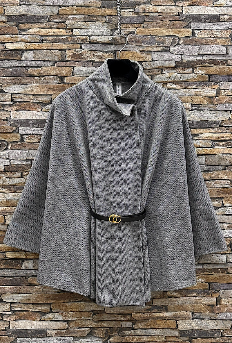 Grossiste Elle Style - Manteau ASTRID cape avec ceinture en flanelle, Tissus Automnale et Hivernale