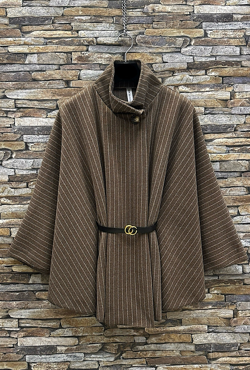 Grossiste Elle Style - Manteau ASTRID cape avec ceinture en flanelle, Tissus Automnale et Hivernale