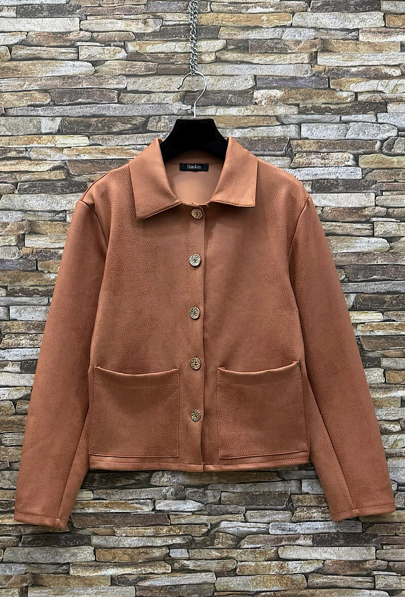 Großhändler Elle Style - Modische und trendige CORALIE-Jacke mit schicken Taschen und Knöpfen.