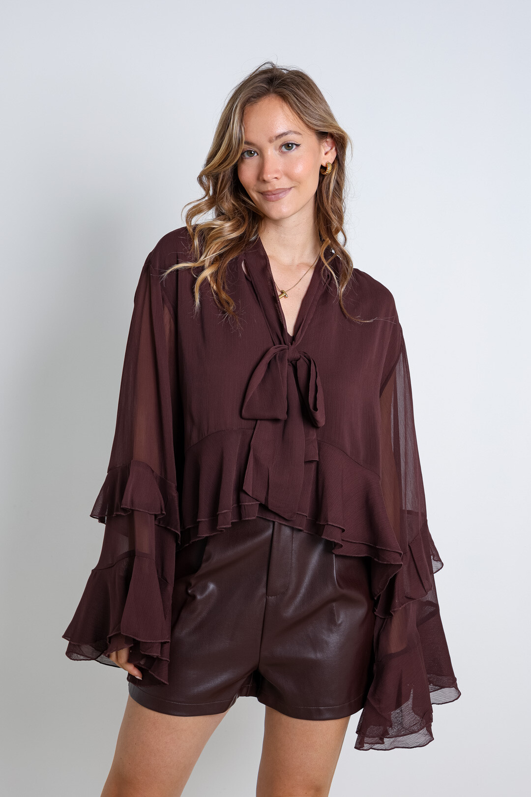 Wholesaler ELLI WHITE - Blouse with wide sleeves and a lavallière collar