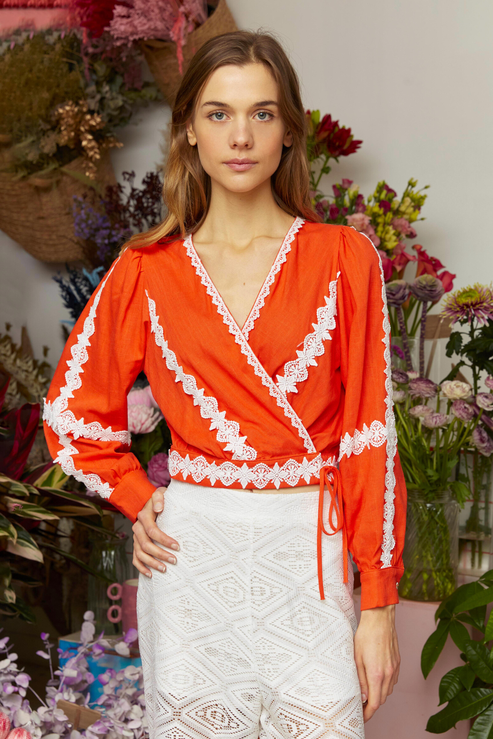 Grossista ELLI WHITE - Blusa cache beige con il pizzo