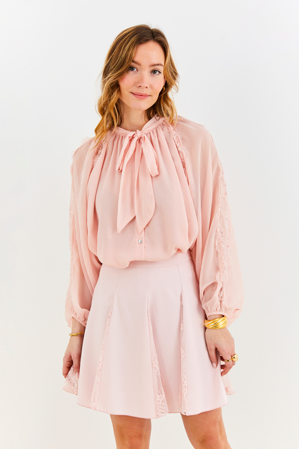 Grossiste ELLI WHITE - Chemise à dentelle et col lavallière