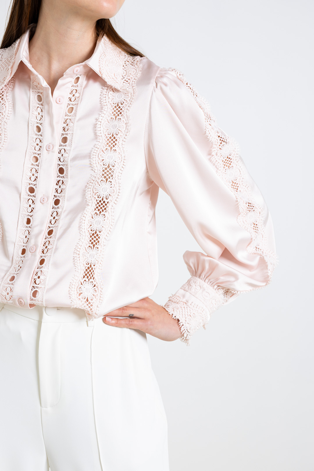 Grossiste ELLI WHITE - Chemise satinée à dentelles