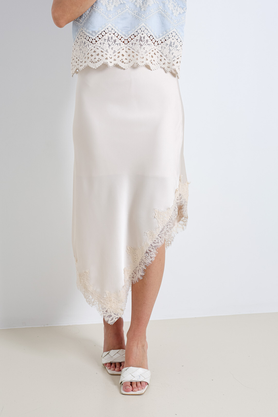 Grossiste ELLI WHITE - Jupe satin avec dentelle