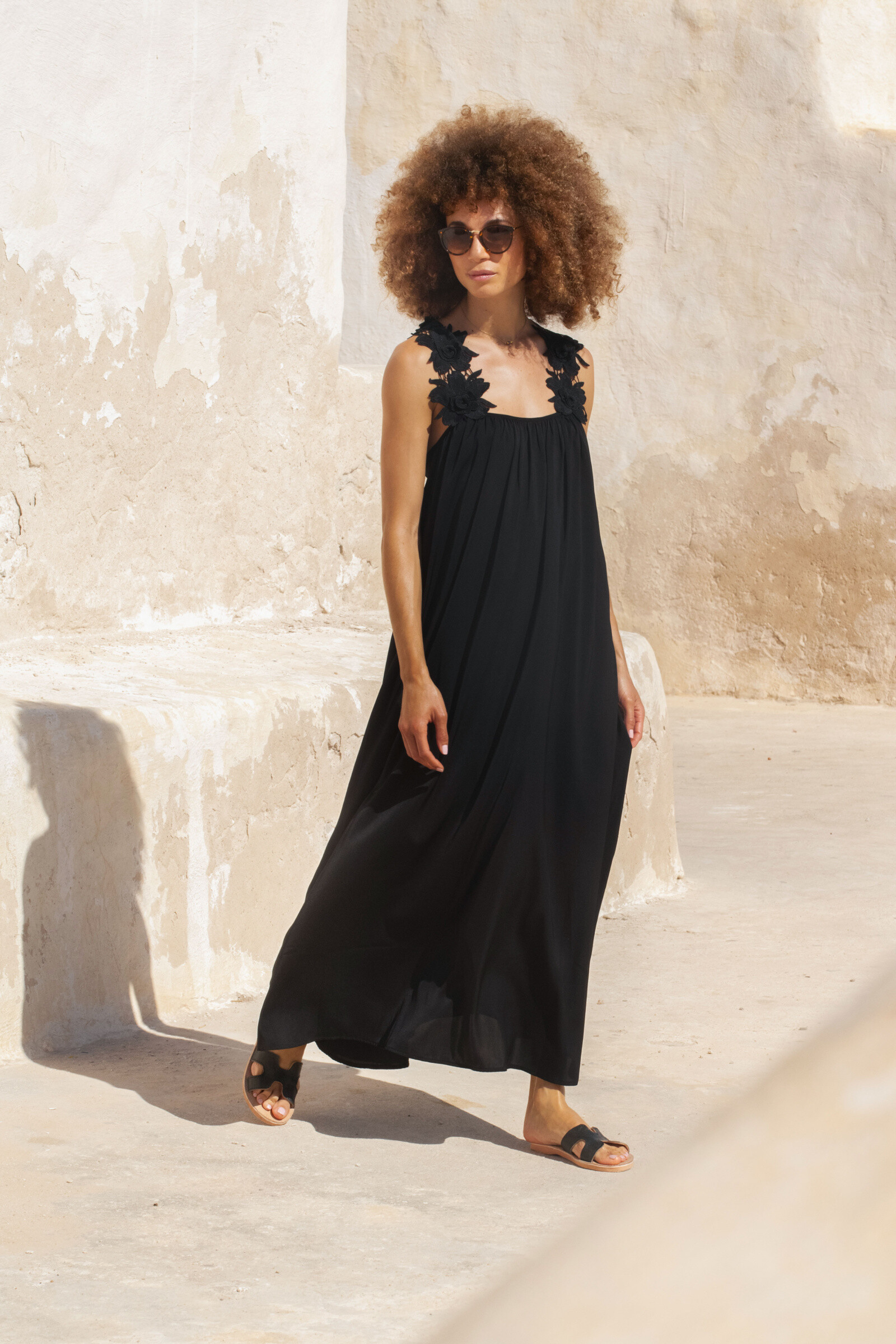 Wholesaler ELLI WHITE - Fluid long dress with floral details on the shoulders