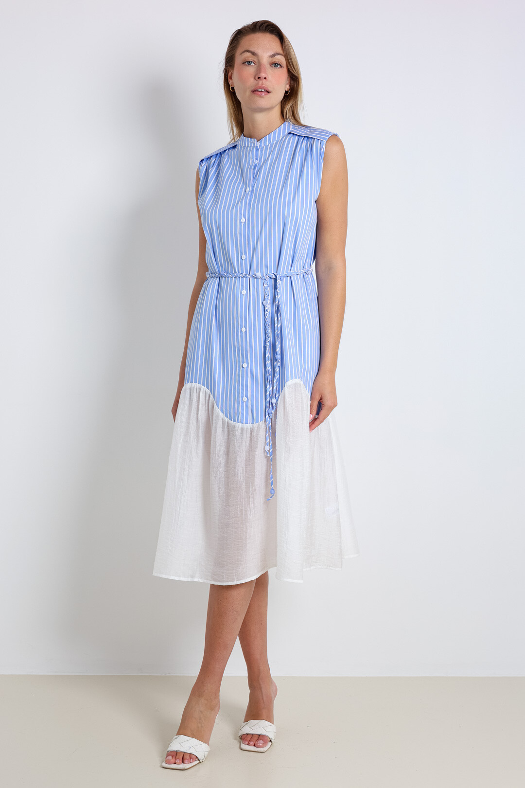 Mayorista ELLI WHITE - Vestido a rayas de dos materiales con cinturón - La modelo mide 1,85 m
