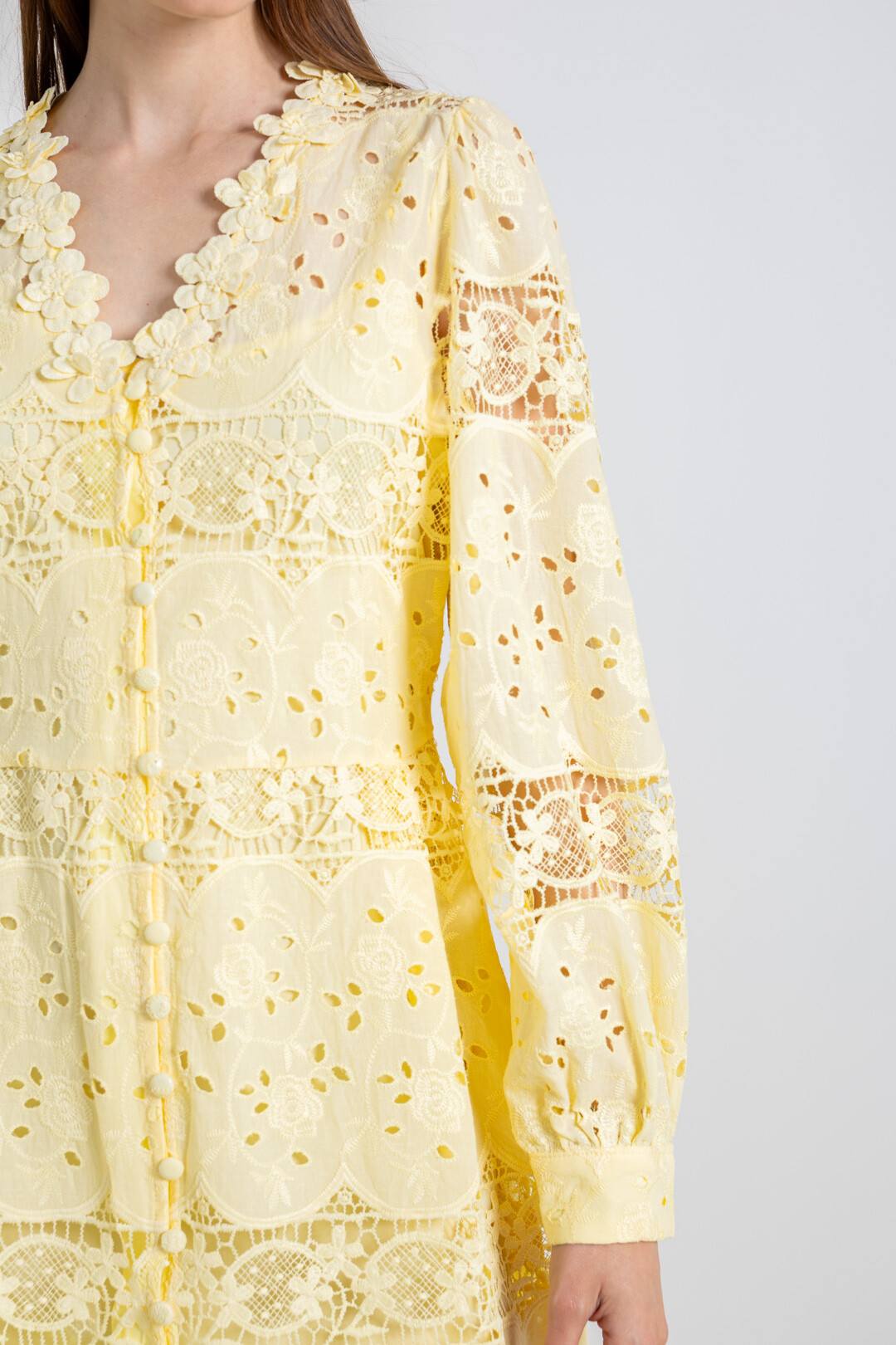 Grossiste ELLI WHITE - Robe avec broderies fleuries