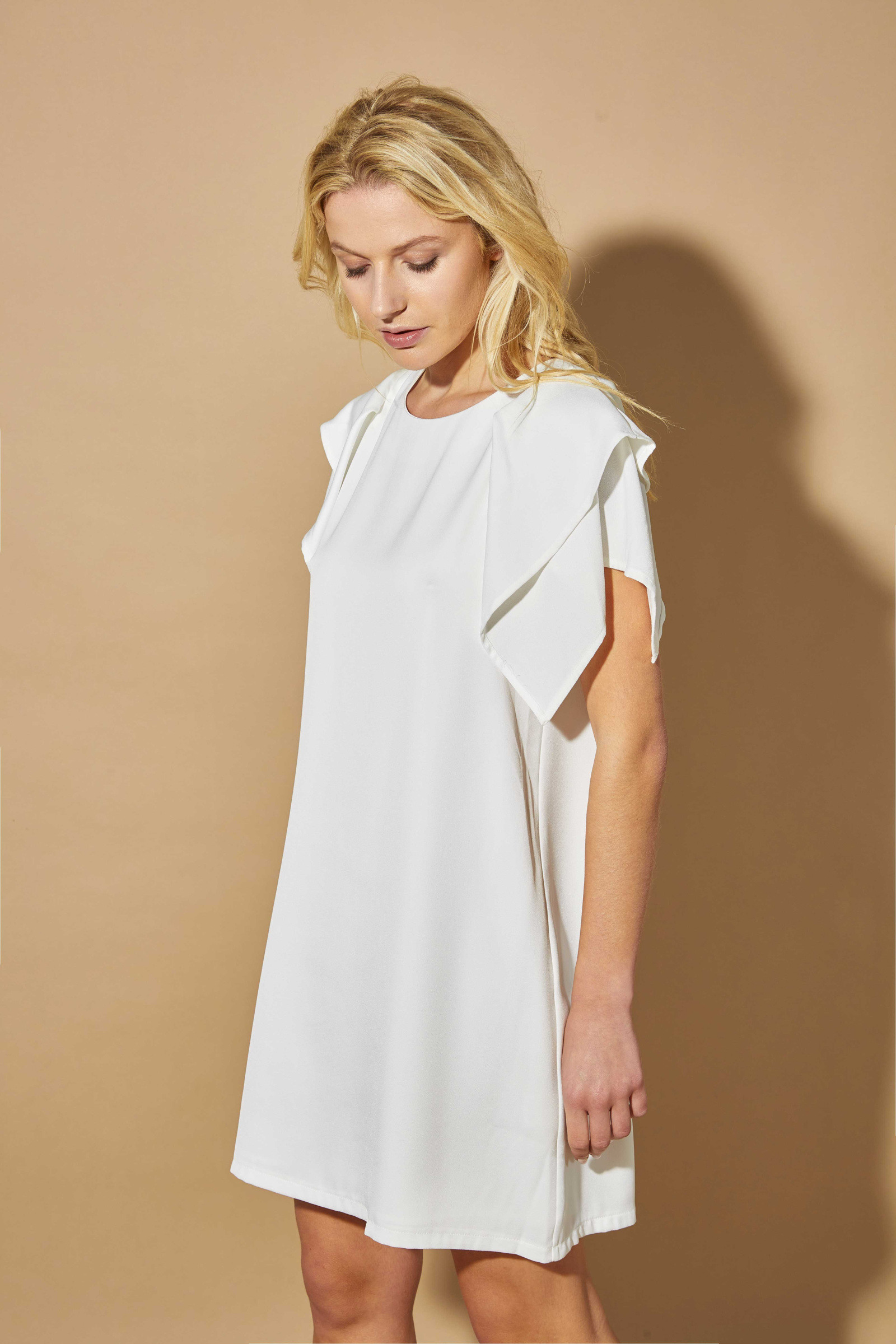 Grossiste ELLI WHITE - Robe courte col rond avec volants sur manches