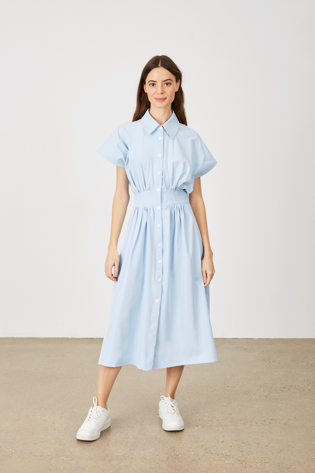 Grossiste ELLI WHITE - Robe chemise fluide en manches courtes avec un col classique