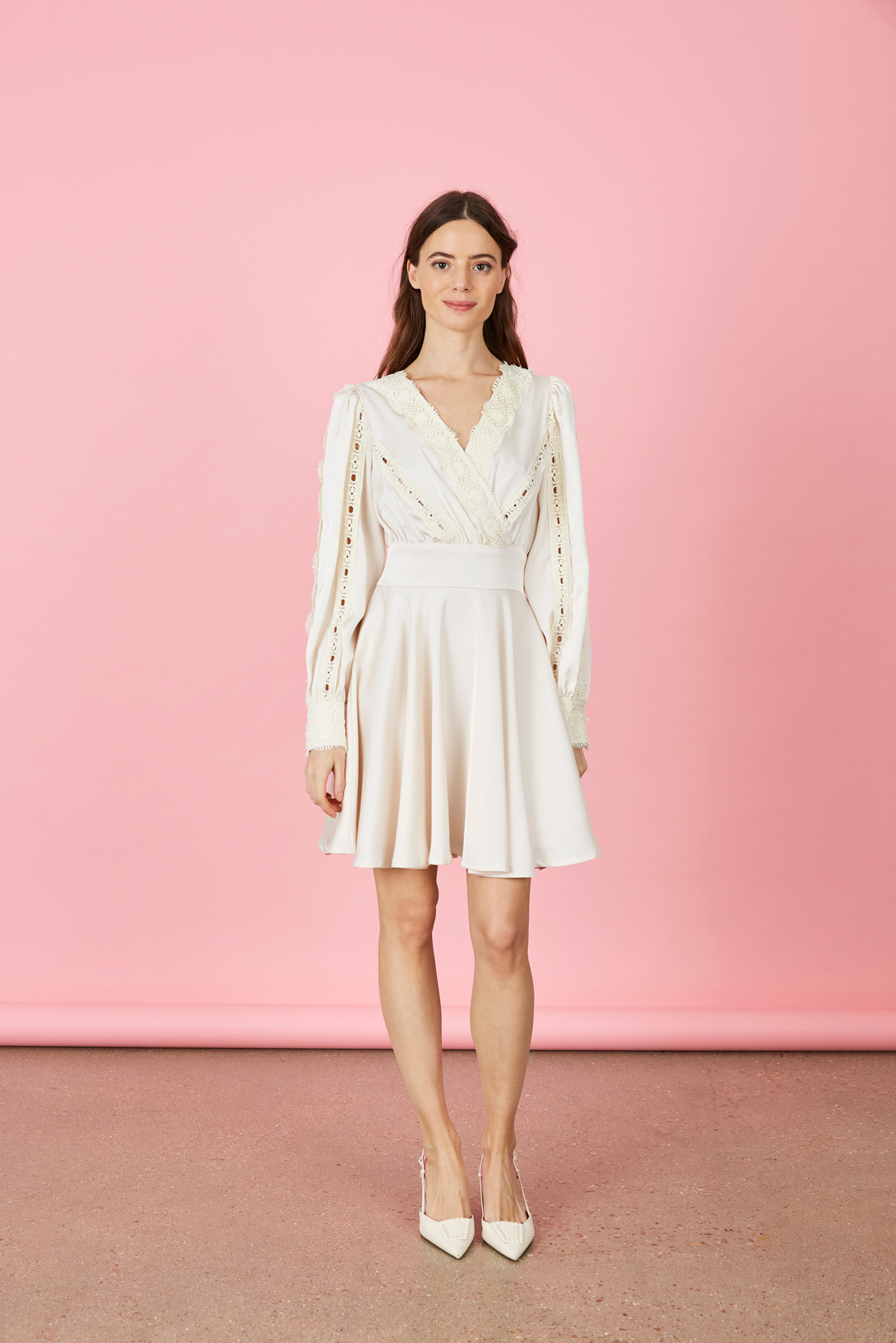 Grossiste ELLI WHITE - Robe courte satin à dentelles