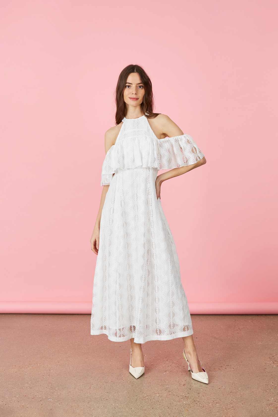 Grossiste ELLI WHITE - Robe longue en dentelle à épaules nu