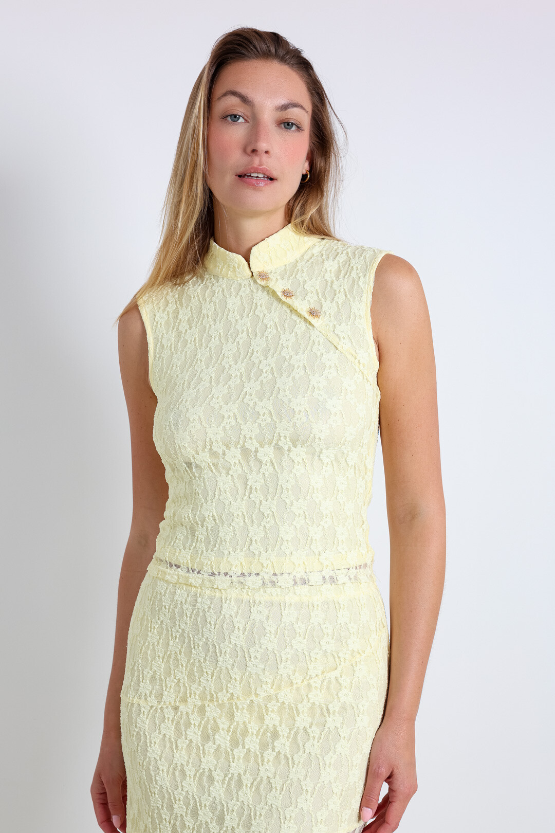 Mayorista ELLI WHITE - Top de encaje sin mangas con botones decorativos - La modelo mide 1,85 m