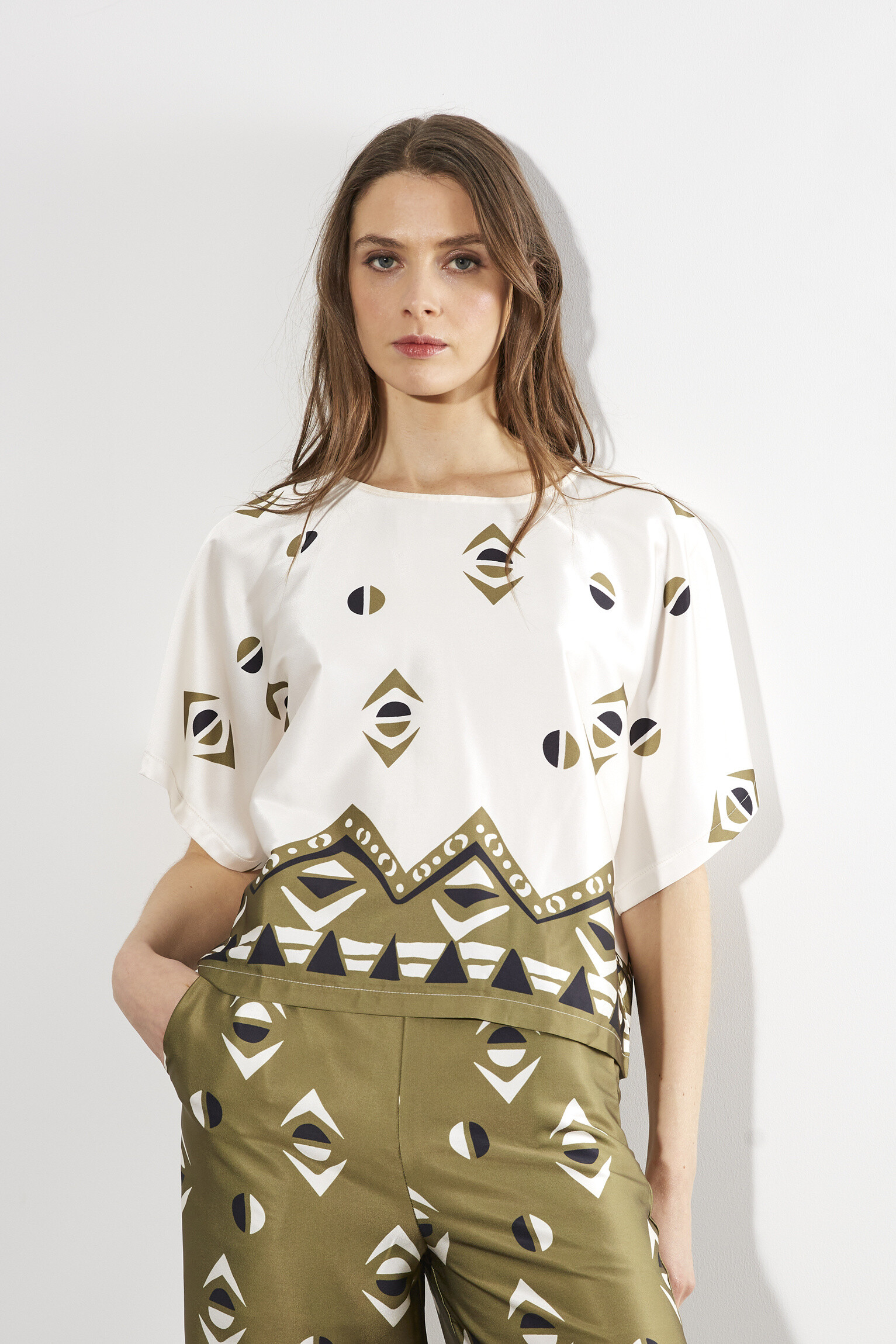 Grossista ELLI WHITE - Top fluido a maniche corte con motivi geometrici