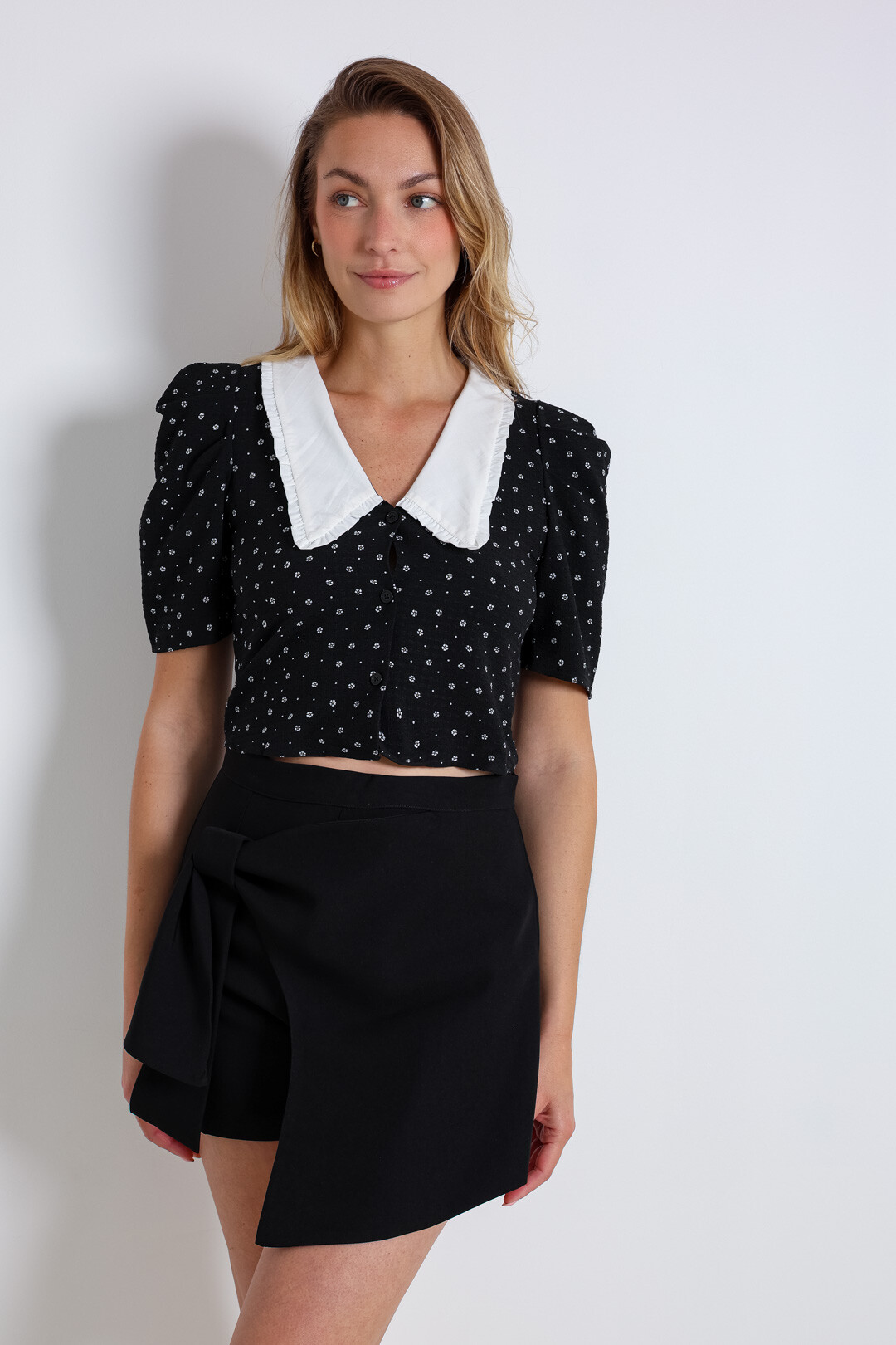 Mayorista ELLI WHITE - Top con cuello Peter Pan y estampado floral
