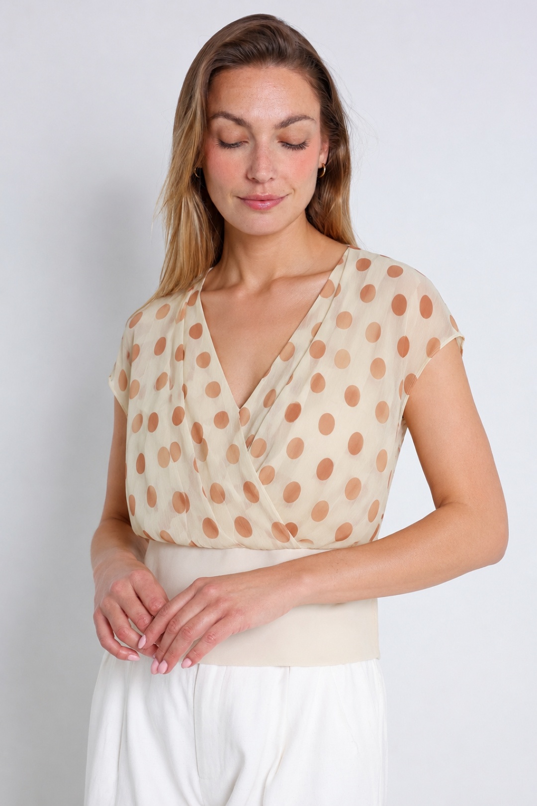 Mayorista ELLI WHITE - Top drapeado de lunares de doble tejido
