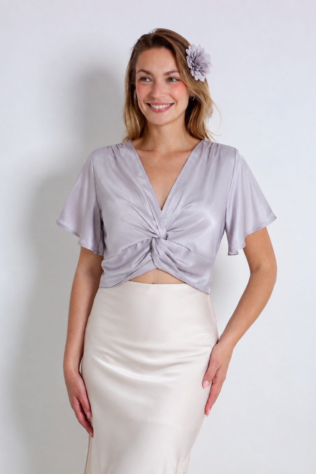 Mayorista ELLI WHITE - Top corto cruzado con flor decorativa