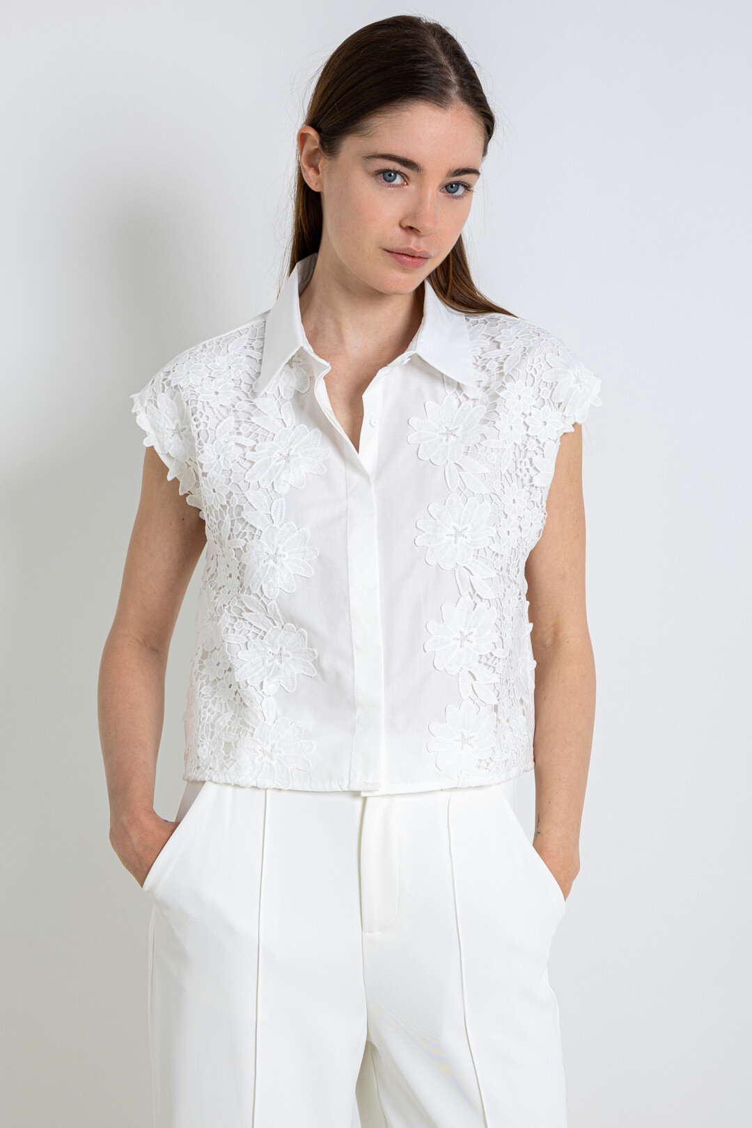 Grossiste ELLI WHITE - Chemise sans manches avec broderies
