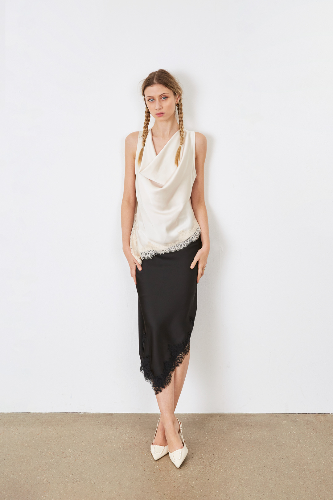 Grossiste ELLI WHITE - Top sans manches coupe asymétrique à dentelle
