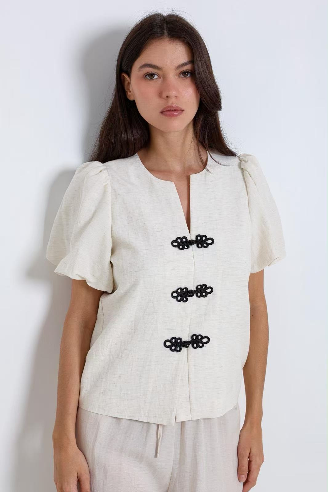 Mayorista ELLI WHITE - Top estructurado con mangas abullonadas y cierres decorativos